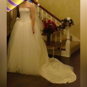 Vera Wang Wedding Dress: Chantilly Lace (Ivory)